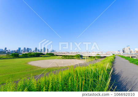 【大阪府】9月清晨的淀川公園和大阪的建成區 【大阪府】9月清晨的淀川公園和大阪的建成區 106692010