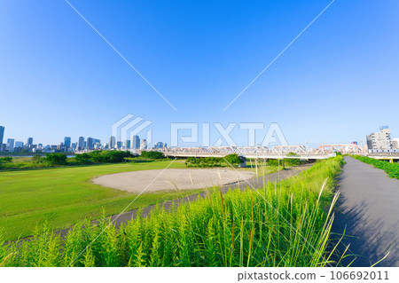 【大阪府】9月清晨的淀川公園和大阪的建成區 【大阪府】9月清晨的淀川公園和大阪的建成區 106692011