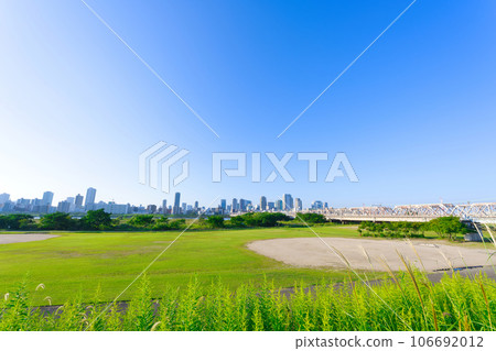 【大阪府】9月清晨的淀川公園和大阪的建成區 【大阪府】9月清晨的淀川公園和大阪的建成區 106692012