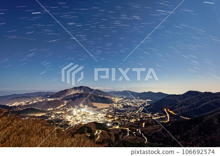 從金時山看到的月光下的箱根山和仙石原 106692574