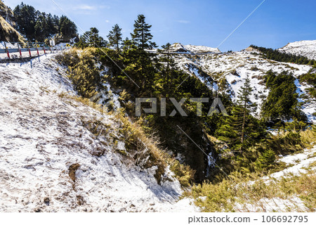 The snow covered most of the mountains and forests in Hehuanshan National Forest Recreation Area, Nantou, Taiwan. Located in Taroko National Park. 106692795