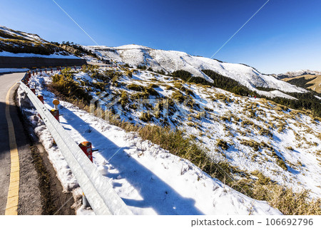 The snow covered most of the mountains and forests in Hehuanshan National Forest Recreation Area, Nantou, Taiwan. Located in Taroko National Park. 106692796