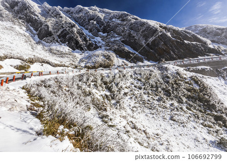 The snow covered most of the mountains and forests in Hehuanshan National Forest Recreation Area, Nantou, Taiwan. Located in Taroko National Park. 106692799