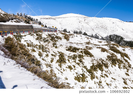 The snow covered most of the mountains and forests in Hehuanshan National Forest Recreation Area, Nantou, Taiwan. Located in Taroko National Park. 106692802