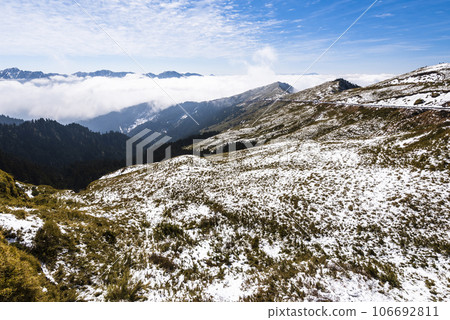 The snow covered most of the mountains and forests in Hehuanshan National Forest Recreation Area, Nantou, Taiwan. Located in Taroko National Park. 106692811