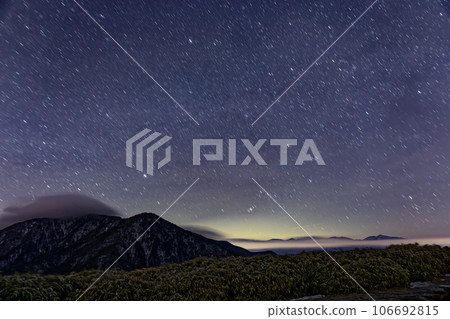 從龍嶽山、毛無山山脊線、南阿爾卑斯山看到的冬季星空 106692815