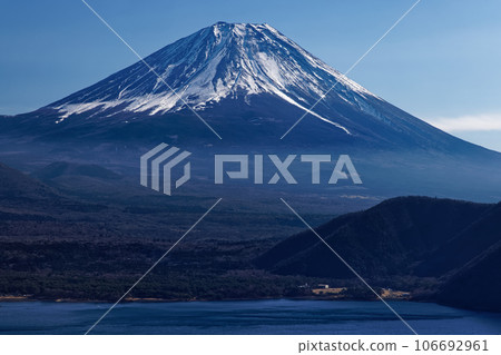 Mt. Fuji and Lake Motosu seen from Nakanokura Observation Deck 106692961