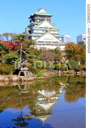 秋天的天空和大阪城倒映在水面上 106693020