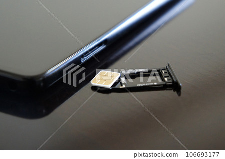 將 SIM 卡插入智能手機（向上） 106693177
