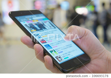 在街角用智能手機觀看新聞 在街角用智能手機觀看新聞 106693178