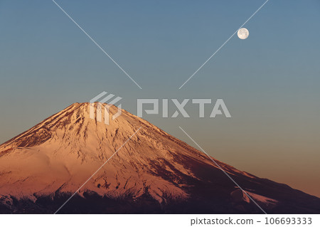 從箱根和Kintoki山看到的富士山和晨光的滿月 從箱根和Kintoki山看到的富士山和晨光的滿月 106693333