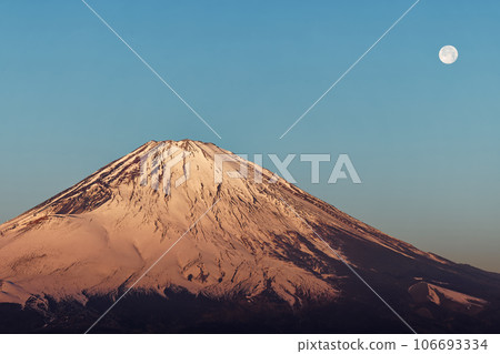 從箱根和Kintoki山看到的富士山和晨光的滿月 106693334