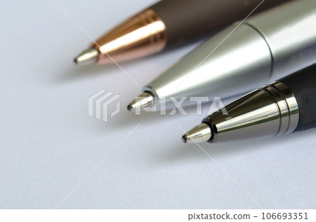 Close-up of pens on white notepad with customizable space for text or ideas 106693351