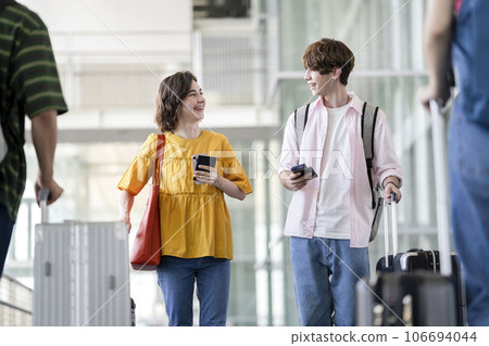 年輕的外國男女帶著手提箱旅行入境形象 106694044