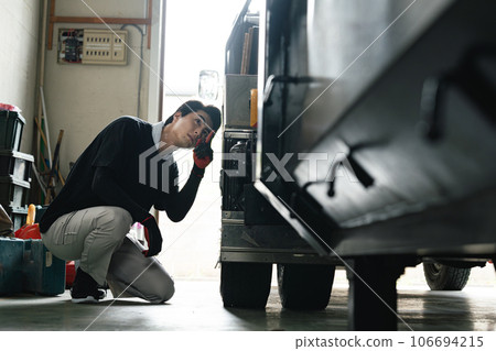 工人檢查卡車輪胎 106694215