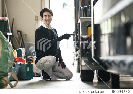 工人檢查卡車輪胎 106694220