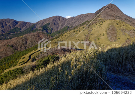 Mt. Kintoki and Mt. Fuji seen from near Yagurazawa Pass in Hakone Mt. Kintoki and Mt. Fuji seen from near Yagurazawa Pass in Hakone 106694223