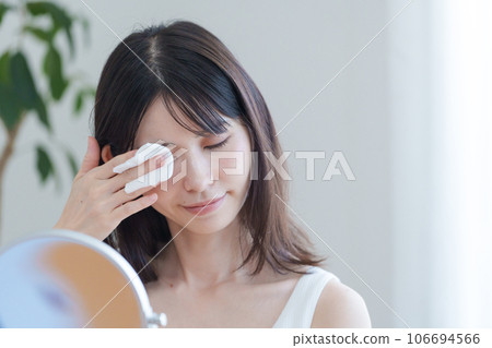 A woman wiping makeup with cotton (beauty/makeup/makeup) A woman wiping makeup with cotton (beauty/makeup/makeup) 106694566