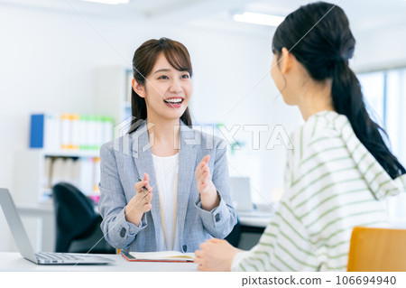 A businesswoman who consults with young women A businesswoman who consults with young women 106694940