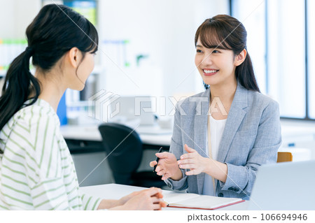 A businesswoman who consults with young women A businesswoman who consults with young women 106694946