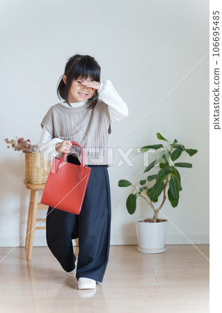 Children's autumn clothing fashion coordination whole body (portrait) 106695485