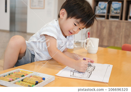 男孩在玩著色書 男孩在玩著色書 106696320