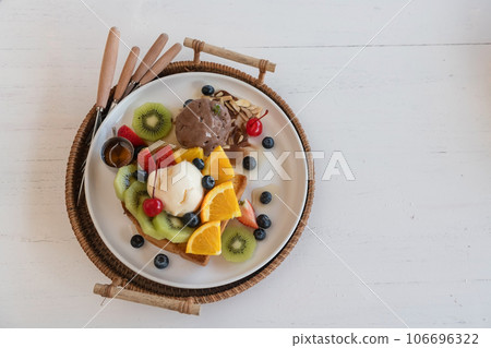 Honey bread toast with ice cream and variety of mixed fruits Honey bread toast with ice cream and variety of mixed fruits 106696322