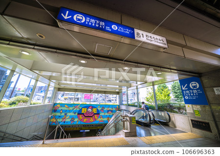 日本橫濱城市景觀,俯瞰市政地鐵櫻木町站和野毛近道。後面就是野毛酒吧區的方向…… 日本橫濱城市景觀,俯瞰市政地鐵櫻木町站和野毛近道。後面就是野毛酒吧區的方向…… 106696363