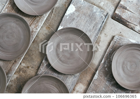Empty ceramic Dish 106696365