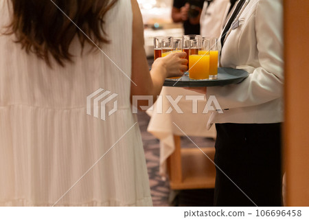 派對場地托盤上的飲料 106696458