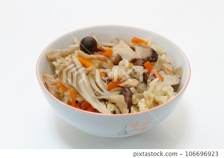 Mushroom and tuna cooked rice 106696923