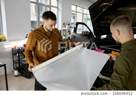 Armored foil film car coating process, worker team wrapping automobile Armored foil film car coating process, worker team wrapping automobile 106696952