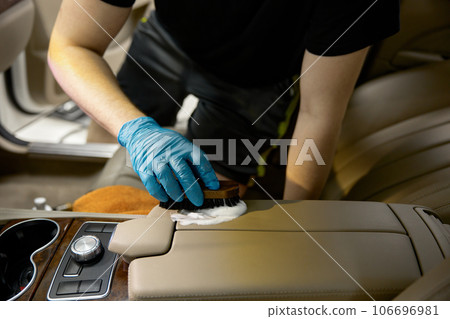 Selective car detailing process of cleaning and washing of automotive interior parts Selective car detailing process of cleaning and washing of automotive interior parts 106696981