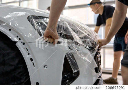 Process of armoring car hood with adhesive polyurethane anti-gravel film cover 106697091