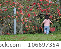 孩子走路摘蘋果 106697354
