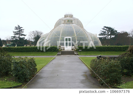 greenhouse in Kew Gardens, London greenhouse in Kew Gardens, London 106697376