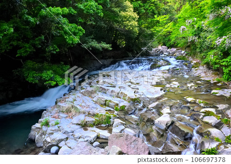 從靜岡縣河津町入口橋看到的伊豆半島、中海津、河津七瀑布、河津川 (2) 從靜岡縣河津町入口橋看到的伊豆半島、中海津、河津七瀑布、河津川 (2) 106697378