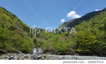 陽光明媚的日子丹澤山 106697918