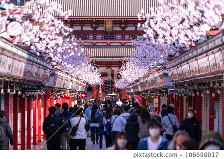 【東京】春天的淺草，清晨的淺草寺仲見世街 106698017
