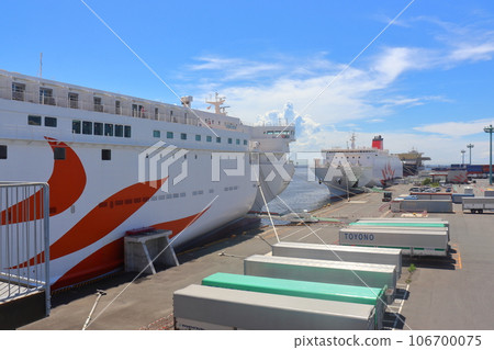 停靠在大阪南港港的兩艘向日葵渡輪：紫渡輪和薩摩渡輪 106700075