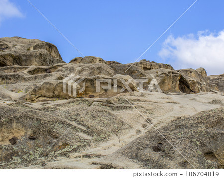 Entrance to ancient house in cave town Uplistsikhe 106704019