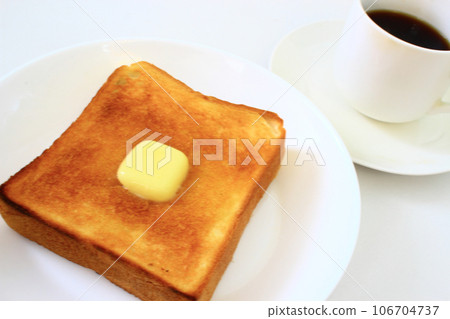 Delicious toast and coffee 106704737
