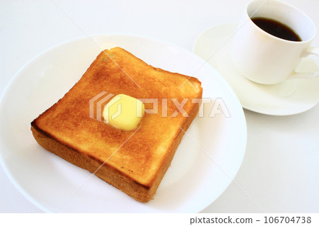 Delicious toast and coffee 106704738