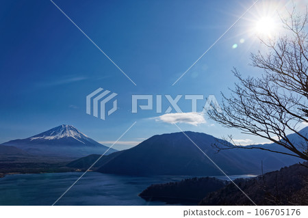Lake Motosu, Mt. Fuji, and Mt. Ryugatake seen from Nakanokura Observation Deck 106705176