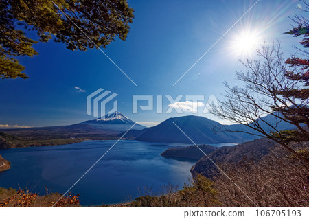 Lake Motosu, Mt. Fuji, and Mt. Ryugatake seen from Nakanokura Observation Deck 106705193