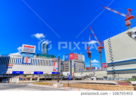 東京新宿區新宿站西口的夏日天空 106705403