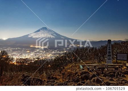 從箱根金時山的月光山峰上欣賞富士山和御殿場的夜景 106705529