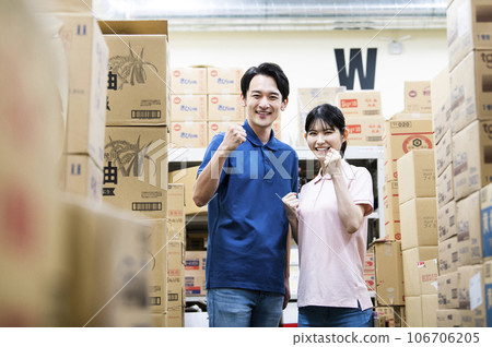在倉庫工作的男性和女性員工 106706205