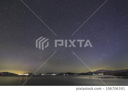 Winter starry scenery in Setouchi: Orion constellation setting in the western sky Winter starry scenery in Setouchi: Orion constellation setting in the western sky 106706391