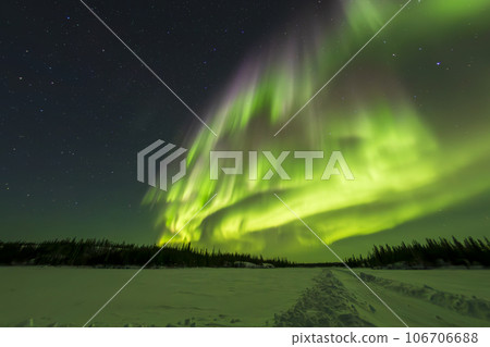 冬季，五彩繽紛的極光遍布黃刀鎮 106706688